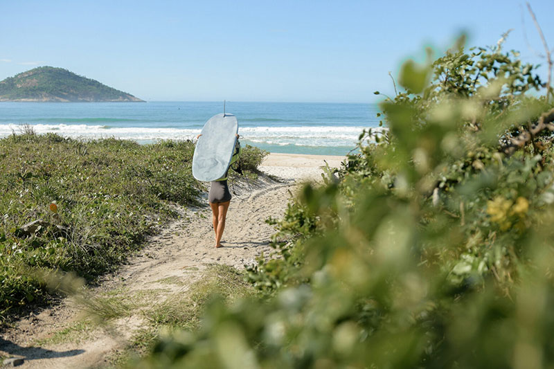 girl-walking-to-surf-in-australia-1536x1023.jpg